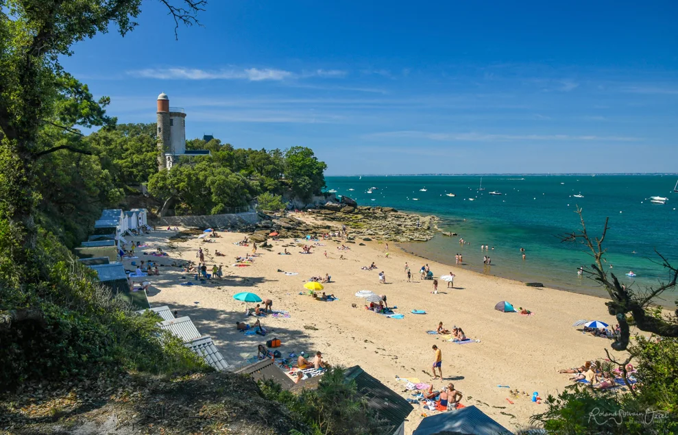 Estacade et cabines en bois de la Plage des Dames au Bois de la Chaize