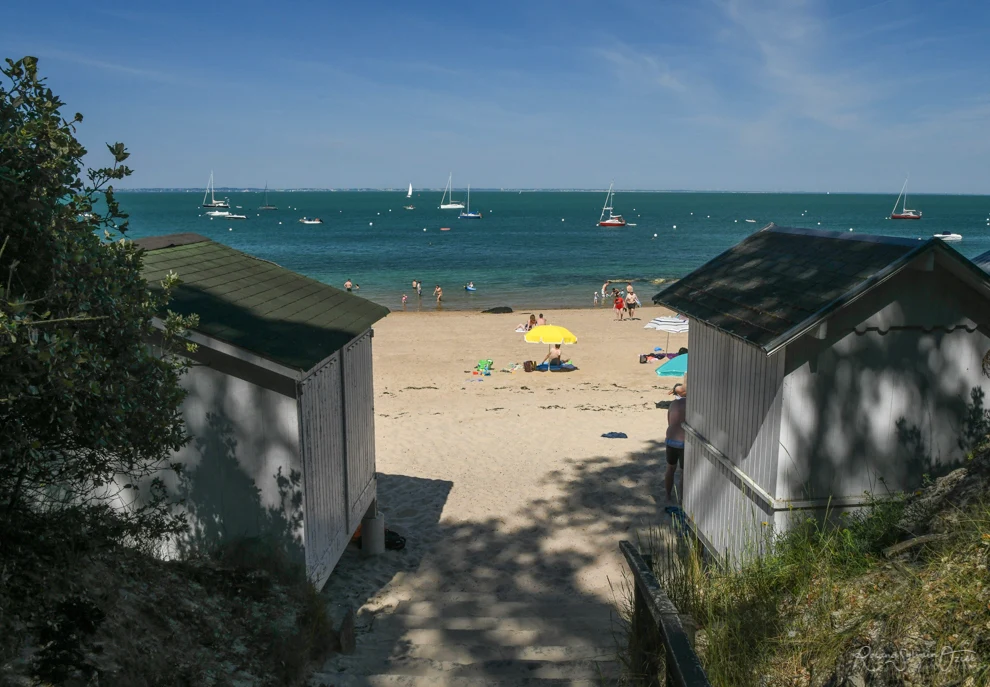 La célèbre Plage des Dames et ses cabines en bois au Bois de la Chaize