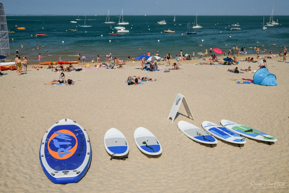 Bateaux de mouillage et cabines de plage à la Plage des Dames