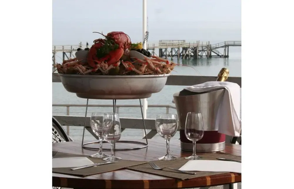 Plateau de fruits de mer, champagne et vue sur mer.