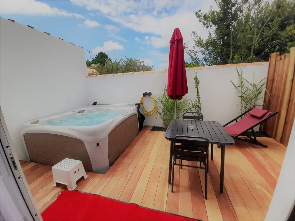 36 Terrasse avec jacuzzi privatif
