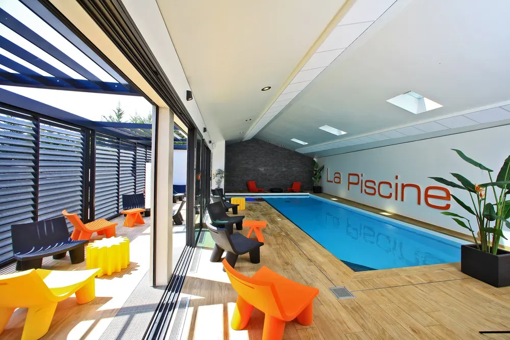 piscine couverte et chauffée accessible par tous les clients